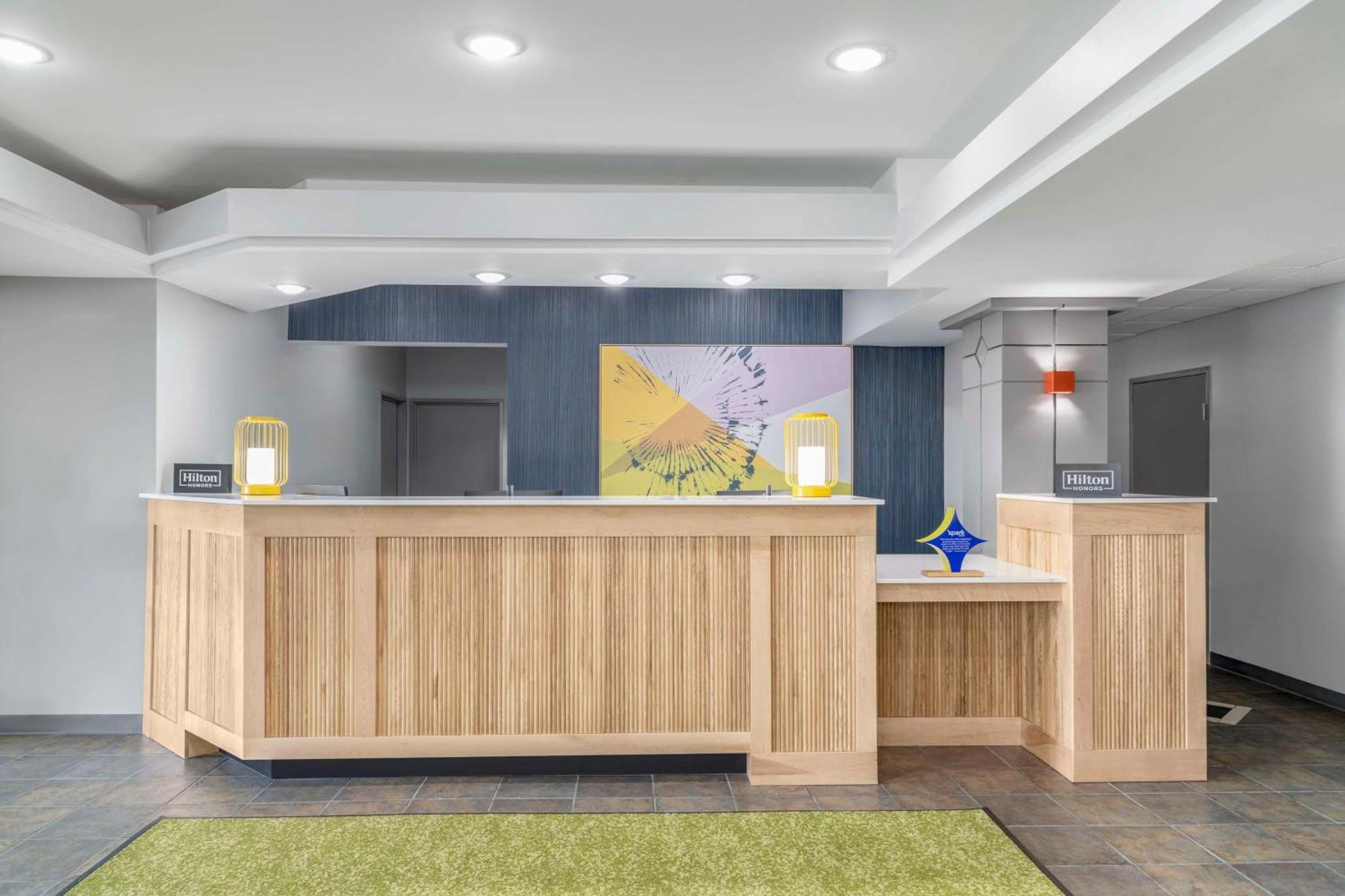 Spark By Hilton Lansing Buitenkant foto